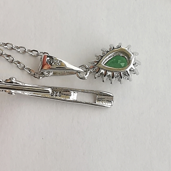 Emerald and Diamond halo necklace earrings set 🆕 - Picture 5 of 7